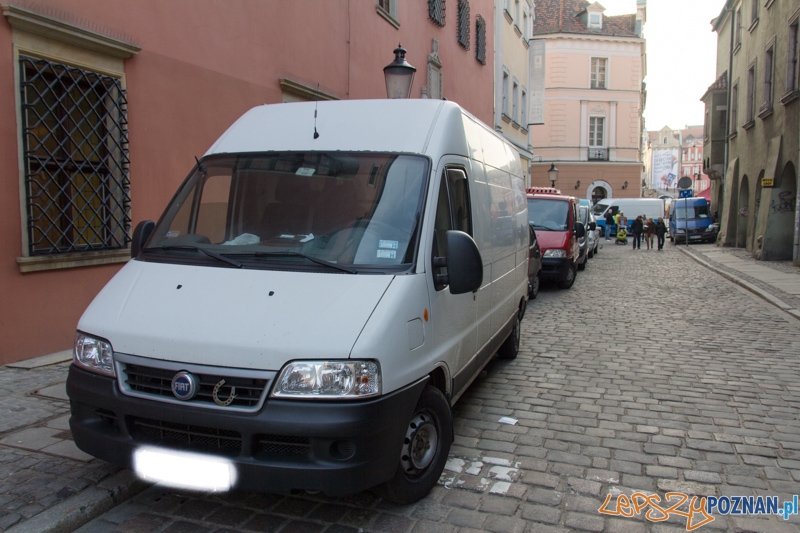 Auta, które nie powinny parkować na Starym Rynku Foto: lepszyPOZNAN.pl / Piotr Rychter Auta, które nie powinny parkować na Starym Rynku Foto: lepszyPOZNAN.pl / Piotr Rychter
