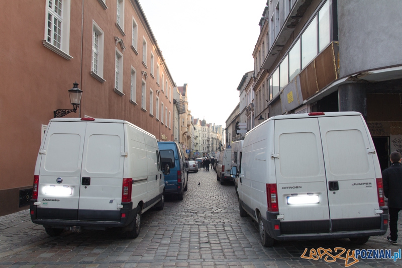 Auta, które nie powinny parkować na Starym Rynku Foto: lepszyPOZNAN.pl / Piotr Rychter Auta, które nie powinny parkować na Starym Rynku Foto: lepszyPOZNAN.pl / Piotr Rychter