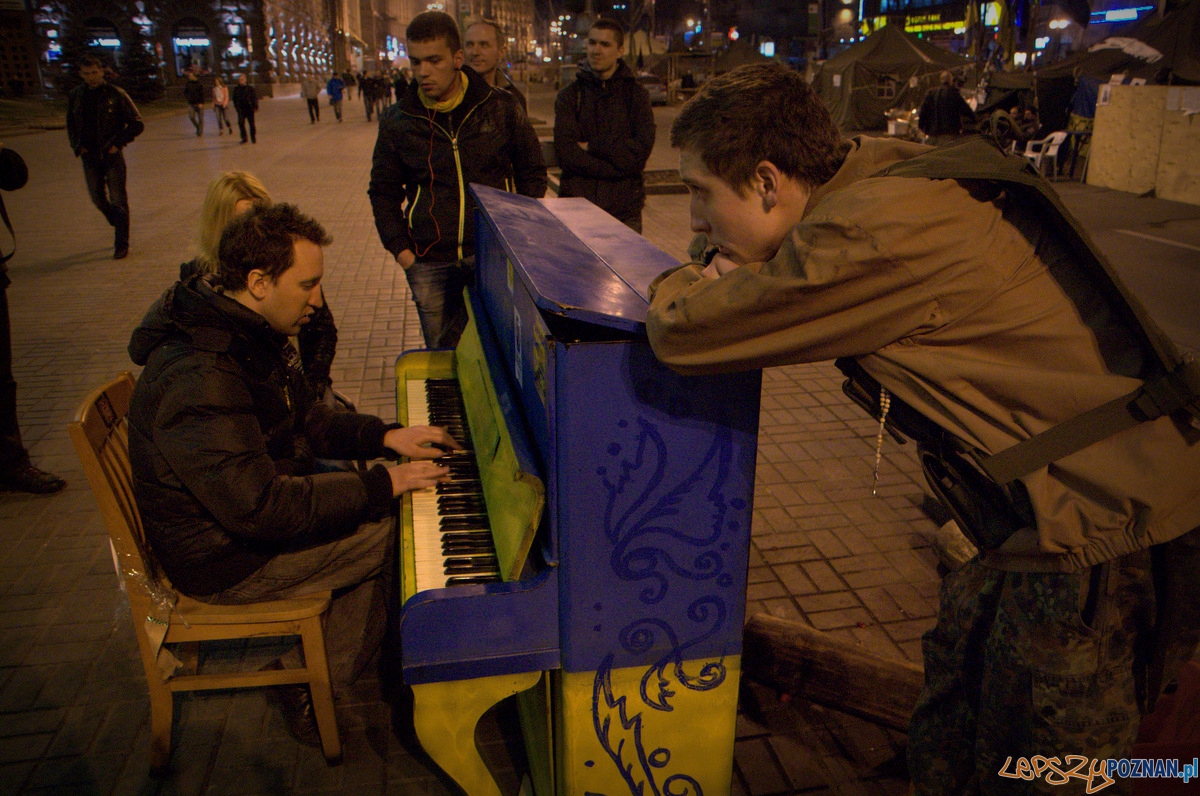 Przed jednym z budynków obleganych przez rewolucjonistów zostało wystawione pianino pomalowane na barwy ukraińskie i unijne. Każdy może usiąść i zagrać melodię dla przechodniów. Ten chłopak zagrał motyw przewodni z filmu „Titanic”. Wymowne! Foto: lepszyPOZNAN.pl / Mathias Mezler Przed jednym z budynków obleganych przez rewolucjonistów zostało wystawione pianino pomalowane na barwy ukraińskie i unijne. Każdy może usiąść i zagrać melodię dla przechodniów. Ten chłopak zagrał motyw przewodni z filmu „Titanic”. Wymowne! Foto: lepszyPOZNAN.pl / Mathias Mezler