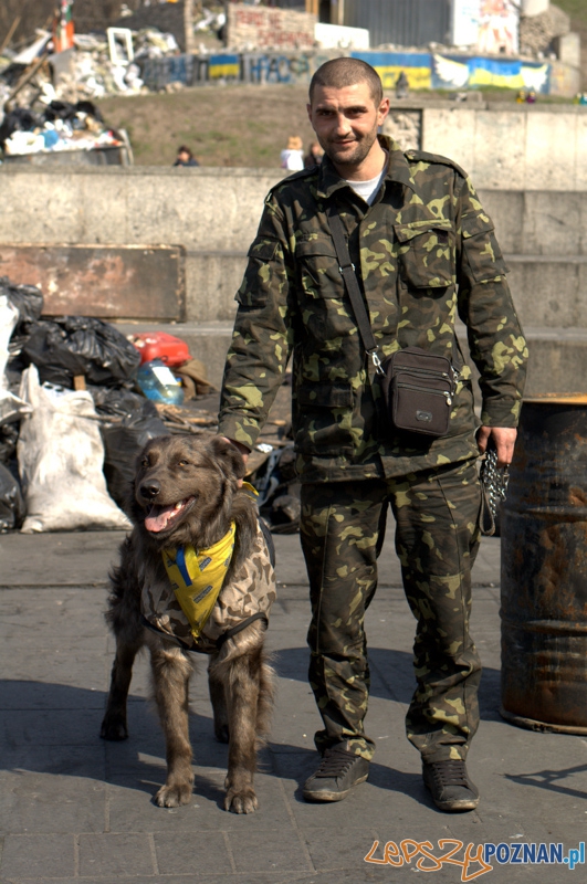 Ten bojownik z kolei ma brata w Trójmieście. Dogadaliśmy się łamanym polskim. Po zrobieniu zdjęcia poprosił mnie, żebym wysłał to zdjęcie jego bratu. Foto: lepszyPOZNAN.pl / Mathias Mezler Ten bojownik z kolei ma brata w Trójmieście. Dogadaliśmy się łamanym polskim. Po zrobieniu zdjęcia poprosił mnie, żebym wysłał to zdjęcie jego bratu. Foto: lepszyPOZNAN.pl / Mathias Mezler