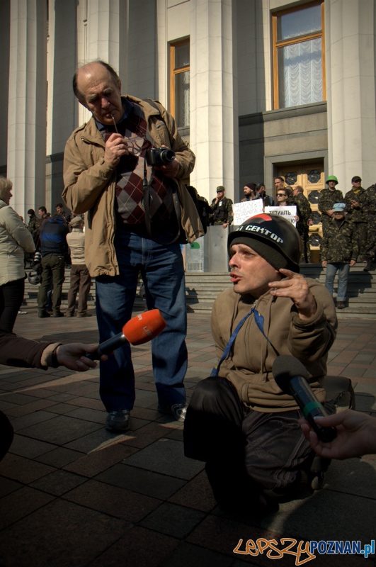„My name is Michael” - przedstawił mi się ten człowiek, który pomimo swojej niepełnosprawności postanowił przyjechać z daleka, żeby być częścią Majdanu. Szybko zwrócił uwagę mediów lokalnych i zagranicznych. Foto: lepszyPOZNAN.pl / Mathias Mezler „My name is Michael” - przedstawił mi się ten człowiek, który pomimo swojej niepełnosprawności postanowił przyjechać z daleka, żeby być częścią Majdanu. Szybko zwrócił uwagę mediów lokalnych i zagranicznych. Foto: lepszyPOZNAN.pl / Mathias Mezler