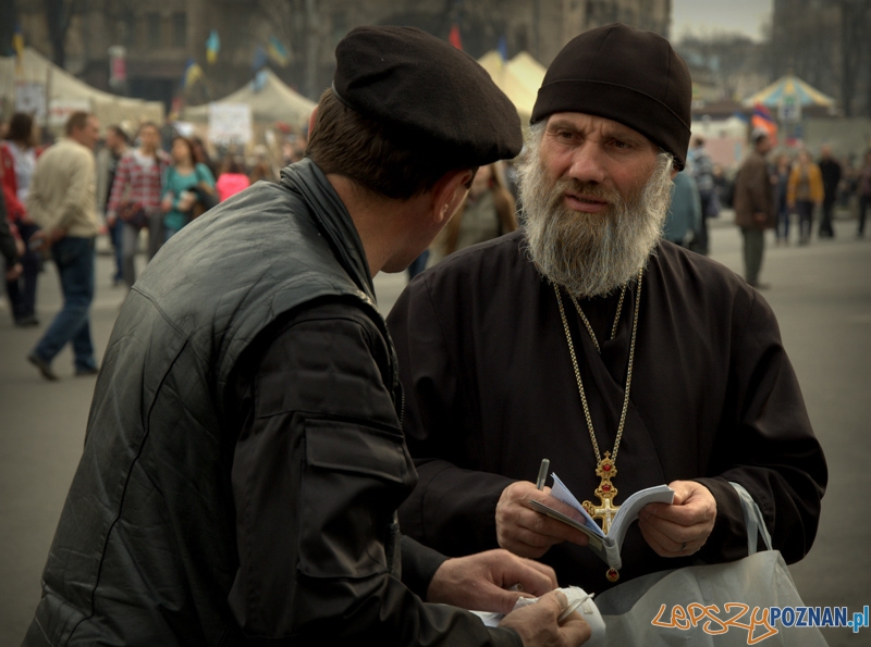 Duchowni cerkwi grekokatolickiej oraz prawosławnej patriarchatu kijowskiego nie zamykają się w swoich świątyniach. Wychodzą na Majdan wspierać ich w tych trudnych dla Ukrainy chwilach. To wyzwania mniejszościowego, a działalność Majdanu nie ma bezwzględnego poparcia Cerkwi. Foto: lepszyPOZNAN.pl / Mathias Mezler Duchowni cerkwi grekokatolickiej oraz prawosławnej patriarchatu kijowskiego nie zamykają się w swoich świątyniach. Wychodzą na Majdan wspierać ich w tych trudnych dla Ukrainy chwilach. To wyzwania mniejszościowego, a działalność Majdanu nie ma bezwzględnego poparcia Cerkwi. Foto: lepszyPOZNAN.pl / Mathias Mezler