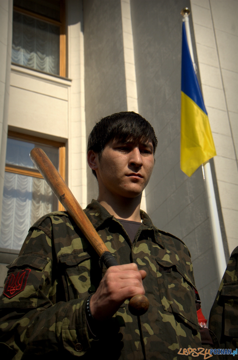 Niepokojące są również emblematy „White power” i swastyki wyryte na pałkach młodych bojowników. Tutaj chłopak miał takowe, ale schował widząc, że go fotografuje. Foto: lepszyPOZNAN.pl / Mathias Mezler Niepokojące są również emblematy „White power” i swastyki wyryte na pałkach młodych bojowników. Tutaj chłopak miał takowe, ale schował widząc, że go fotografuje. Foto: lepszyPOZNAN.pl / Mathias Mezler