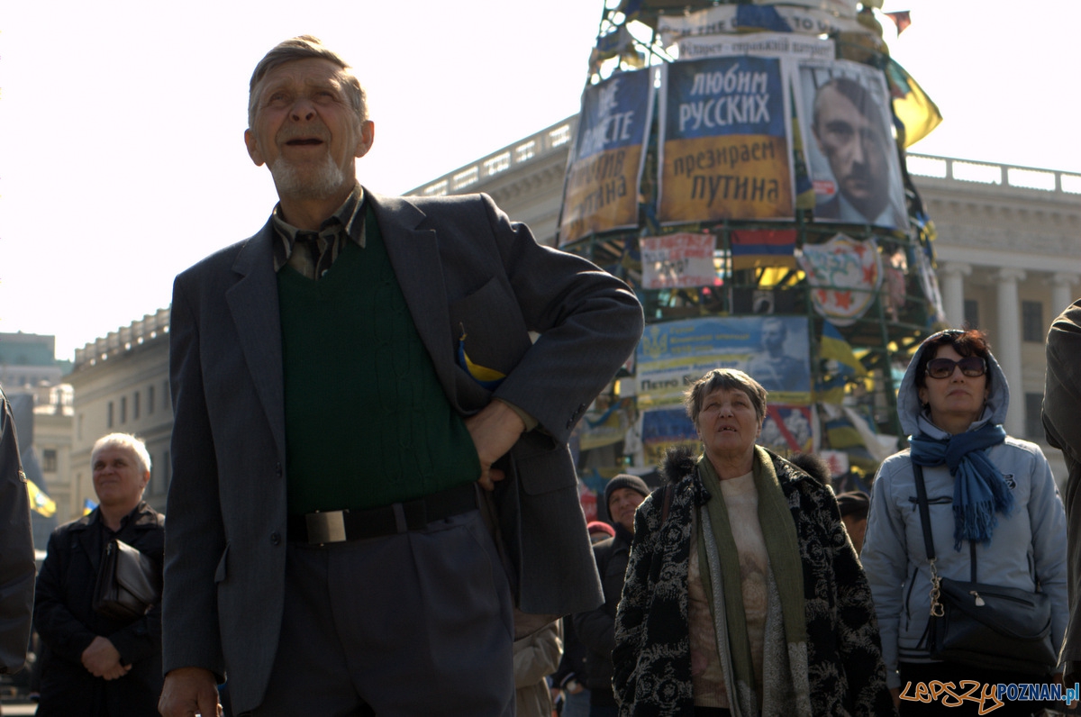 Scena Majdanu to też punkt zbiorczy, gdzie można na telebimach obejrzeć ważne przemówienia i orędzia. Tutaj Kijowianie wysłuchujący przemówienia premiera Jaceniuka w miesiąc od objęcia przez niego stanowiska premiera Ukrainy. Foto: lepszyPOZNAN.pl / Mathias Mezler Scena Majdanu to też punkt zbiorczy, gdzie można na telebimach obejrzeć ważne przemówienia i orędzia. Tutaj Kijowianie wysłuchujący przemówienia premiera Jaceniuka w miesiąc od objęcia przez niego stanowiska premiera Ukrainy. Foto: lepszyPOZNAN.pl / Mathias Mezler