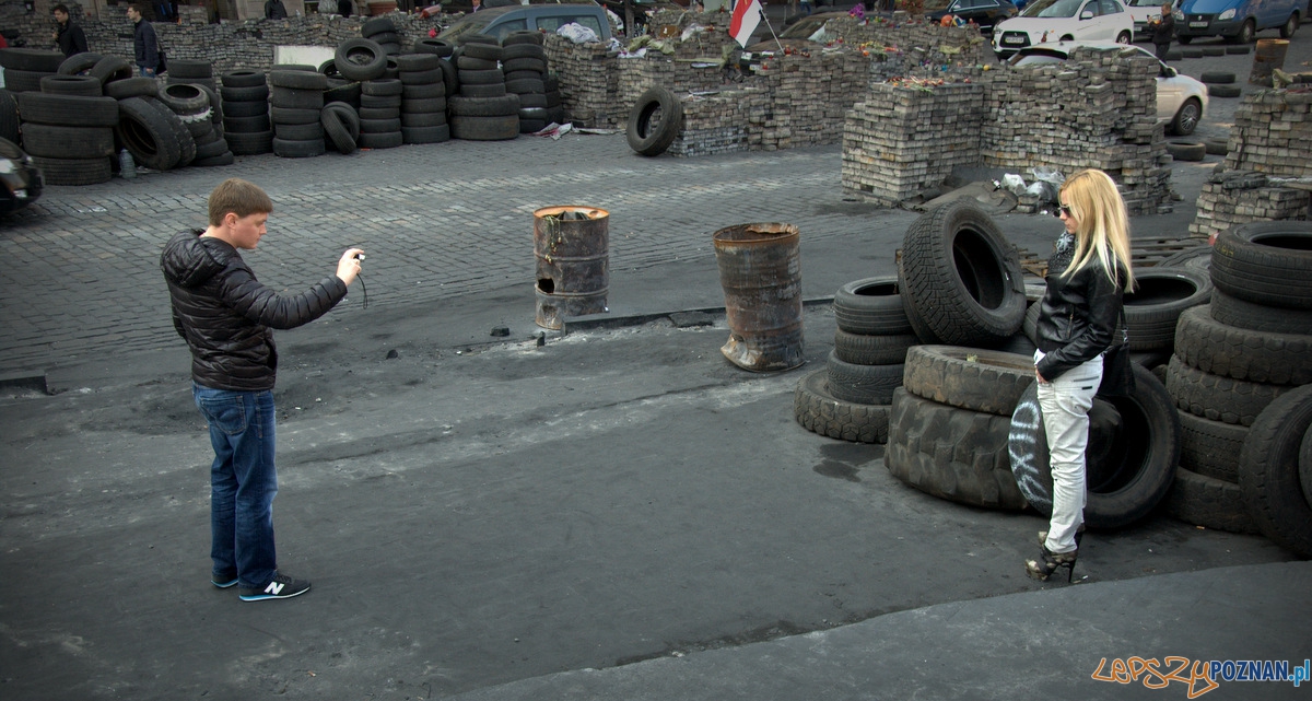 Słitfocie pięknych Ukrainek na tle barykad i spalonych opon to już rewolucyjna codzienność. Foto: Słitfocie pięknych Ukrainek na tle barykad i spalonych opon to już rewolucyjna codzienność. Foto: