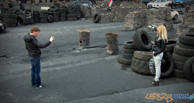 Słitfocie pięknych Ukrainek na tle barykad i spalonych opon to już rewolucyjna codzienność. Foto: lepszyPOZNAN.pl / Mathias Mezler Słitfocie pięknych Ukrainek na tle barykad i spalonych opon to już rewolucyjna codzienność. Foto: lepszyPOZNAN.pl / Mathias Mezler