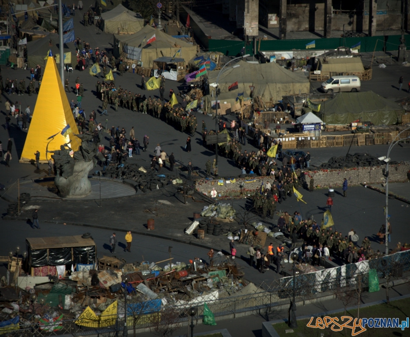 Sotnie i bojówki są świetnie zorganizowane i zdyscyplinowane. Tutaj przemarsz pod Radę Najwyższą Ukrainy po porannej mszy przy scenie Majdanu. Foto: lepszyPOZNAN.pl / Mathias Mezler Sotnie i bojówki są świetnie zorganizowane i zdyscyplinowane. Tutaj przemarsz pod Radę Najwyższą Ukrainy po porannej mszy przy scenie Majdanu. Foto: lepszyPOZNAN.pl / Mathias Mezler