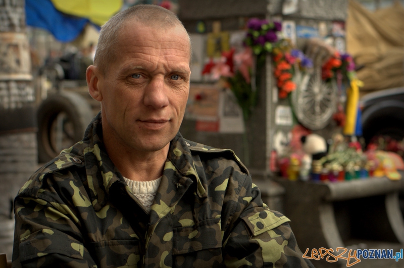 Bez względu na opcje i poglądy każdy na Majdanie miał coś do czynienia z Polską. Ten pan ma przyjaciela w Zielonej Górze i na hasło „Polska” pojawia się uśmiech na jego twarzy. Foto: lepszyPOZNAN.pl / Mathias Mezler Bez względu na opcje i poglądy każdy na Majdanie miał coś do czynienia z Polską. Ten pan ma przyjaciela w Zielonej Górze i na hasło „Polska” pojawia się uśmiech na jego twarzy. Foto: lepszyPOZNAN.pl / Mathias Mezler