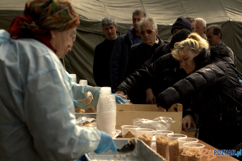 Każdy znajdzie tutaj jakieś zadanie dla siebie. Starsze panie w czasie wolnym wydają bezpłatne posiłki. Foto: lepszyPOZNAN.pl / Mathias Mezler Każdy znajdzie tutaj jakieś zadanie dla siebie. Starsze panie w czasie wolnym wydają bezpłatne posiłki. Foto: lepszyPOZNAN.pl / Mathias Mezler