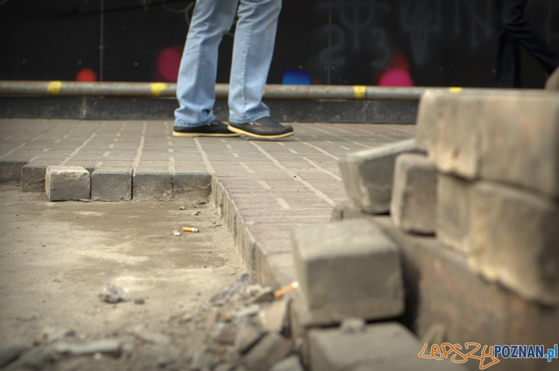 Jednym z materiałów używanych do budowania barykad była kostka brukowa z okolicznych chodników, dlatego bardzo ważne, żeby mieć się cały czas na baczności i patrzeć pod nogi. Ja sam omal pierwszego dnia wpadłem do odkrytej studzienki. Foto: lepszyPOZNAN.pl / Mathias Mezler Jednym z materiałów używanych do budowania barykad była kostka brukowa z okolicznych chodników, dlatego bardzo ważne, żeby mieć się cały czas na baczności i patrzeć pod nogi. Ja sam omal pierwszego dnia wpadłem do odkrytej studzienki. Foto: lepszyPOZNAN.pl / Mathias Mezler