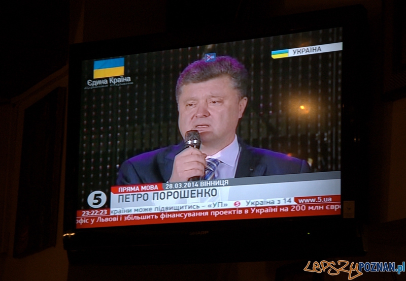 Również media – bez względu na właściciela – mocno wspierają zachowanie integralności kraju emitując podczas programów flagę Ukrainy z hasłami „Jedna Ukraina” lub „Jeden naród”. Foto: lepszyPOZNAN.pl / Mathias Mezler Również media – bez względu na właściciela – mocno wspierają zachowanie integralności kraju emitując podczas programów flagę Ukrainy z hasłami „Jedna Ukraina” lub „Jeden naród”. Foto: lepszyPOZNAN.pl / Mathias Mezler