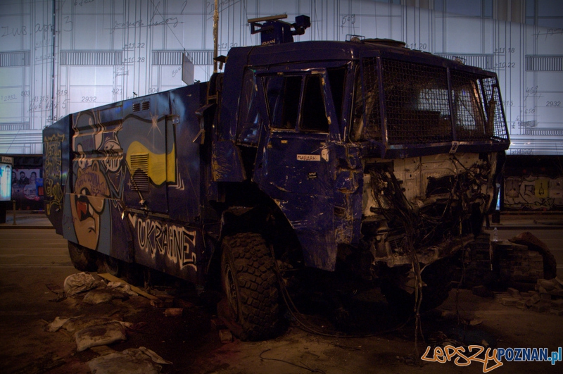 Na jednej z barykad stoi zniszczony wóz Berkutu odbity przez demonstrantów. Grafficiarze postanowili go upiększyć. Foto: lepszyPOZNAN.pl / Mathias Mezler Na jednej z barykad stoi zniszczony wóz Berkutu odbity przez demonstrantów. Grafficiarze postanowili go upiększyć. Foto: lepszyPOZNAN.pl / Mathias Mezler