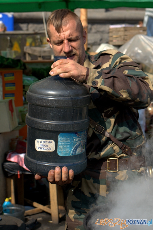 Przed jednym z majdańskich namiotów można spotkać Mychałjo Hawryluka który był brutalnie prześladowanego przez Berkut. Film z tego zajścia został opublikowany w sieci i był szeroko komentowany w mediach na całym świecie. Mychajło osobiście nie lubi pozować do zdjęć. Dla mnie zrobił wyjątek pod warunkiem, że będzie „coś się działo” w zdjęcie, a nie będzie po prostu pozował przed namiotem. Foto: lepszyPOZNAN.pl / Mathias Mezler Przed jednym z majdańskich namiotów można spotkać Mychałjo Hawryluka który był brutalnie prześladowanego przez Berkut. Film z tego zajścia został opublikowany w sieci i był szeroko komentowany w mediach na całym świecie. Mychajło osobiście nie lubi pozować do zdjęć. Dla mnie zrobił wyjątek pod warunkiem, że będzie „coś się działo” w zdjęcie, a nie będzie po prostu pozował przed namiotem. Foto: lepszyPOZNAN.pl / Mathias Mezler