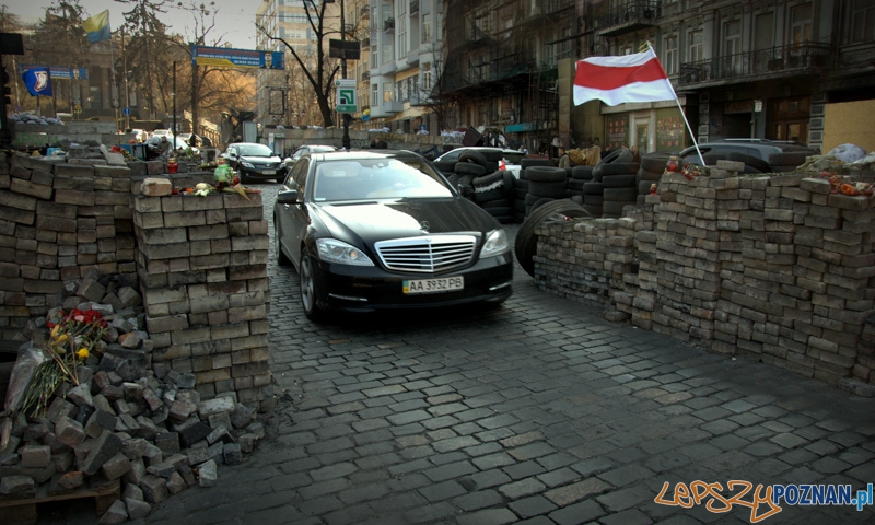 Barykady robią wrażenie. Ich konstrukcja oraz rozmieszczenie świadczą o znajomości zasad prowadzenia wojny. Pomimo że od krwawych starć z Berkutem minęło już kilka tygodni to barykady nadal są utrzymywane w porządku i gotowości. Foto: lepszyPOZNAN.pl / Mathias Mezler Barykady robią wrażenie. Ich konstrukcja oraz rozmieszczenie świadczą o znajomości zasad prowadzenia wojny. Pomimo że od krwawych starć z Berkutem minęło już kilka tygodni to barykady nadal są utrzymywane w porządku i gotowości. Foto: lepszyPOZNAN.pl / Mathias Mezler