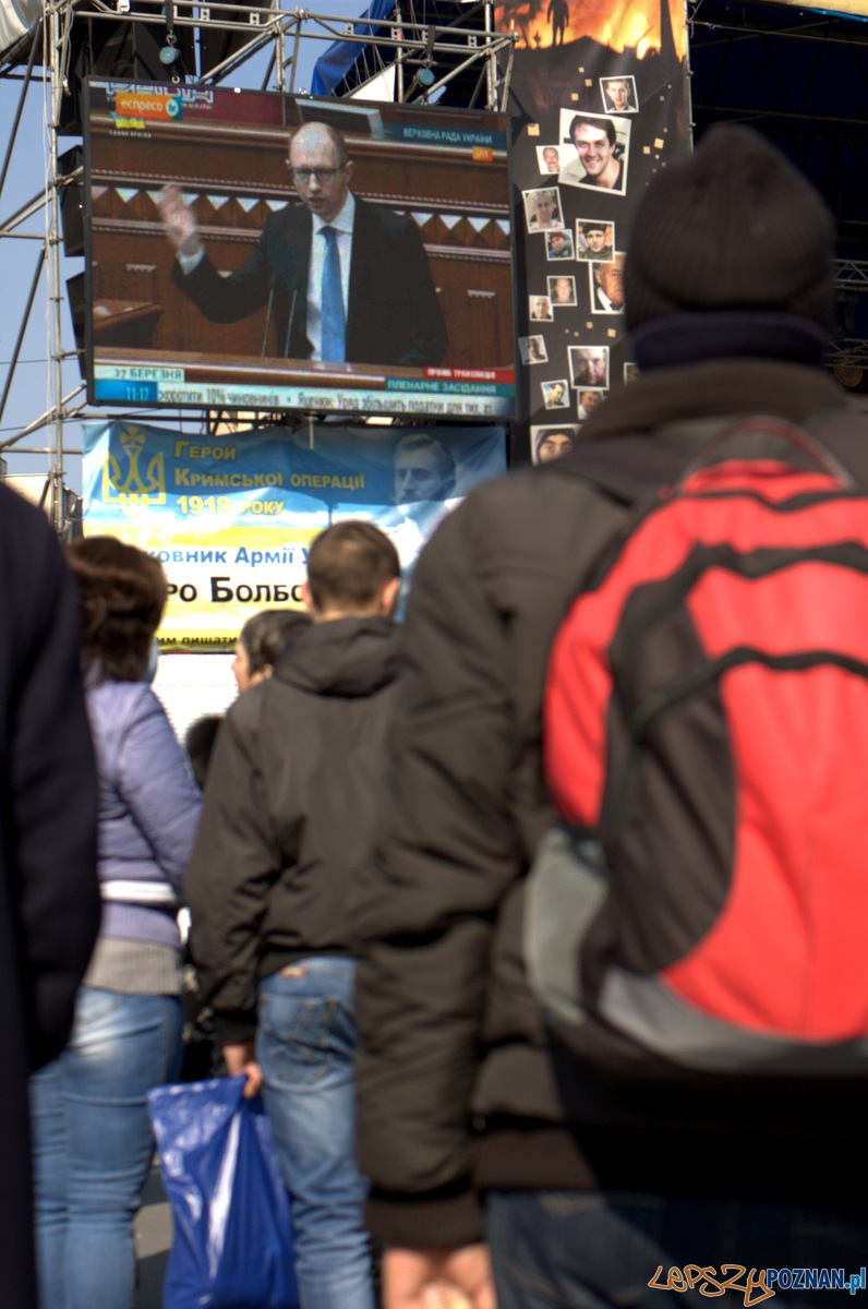 Scena Majdanu to też punkt zbiorczy, gdzie można na telebimach obejrzeć ważne przemówienia i orędzia. Tutaj Kijowianie wysłuchujący przemówienia premiera Jaceniuka w miesiąc od objęcia przez niego stanowiska premiera Ukrainy. Foto: Scena Majdanu to też punkt zbiorczy, gdzie można na telebimach obejrzeć ważne przemówienia i orędzia. Tutaj Kijowianie wysłuchujący przemówienia premiera Jaceniuka w miesiąc od objęcia przez niego stanowiska premiera Ukrainy. Foto: