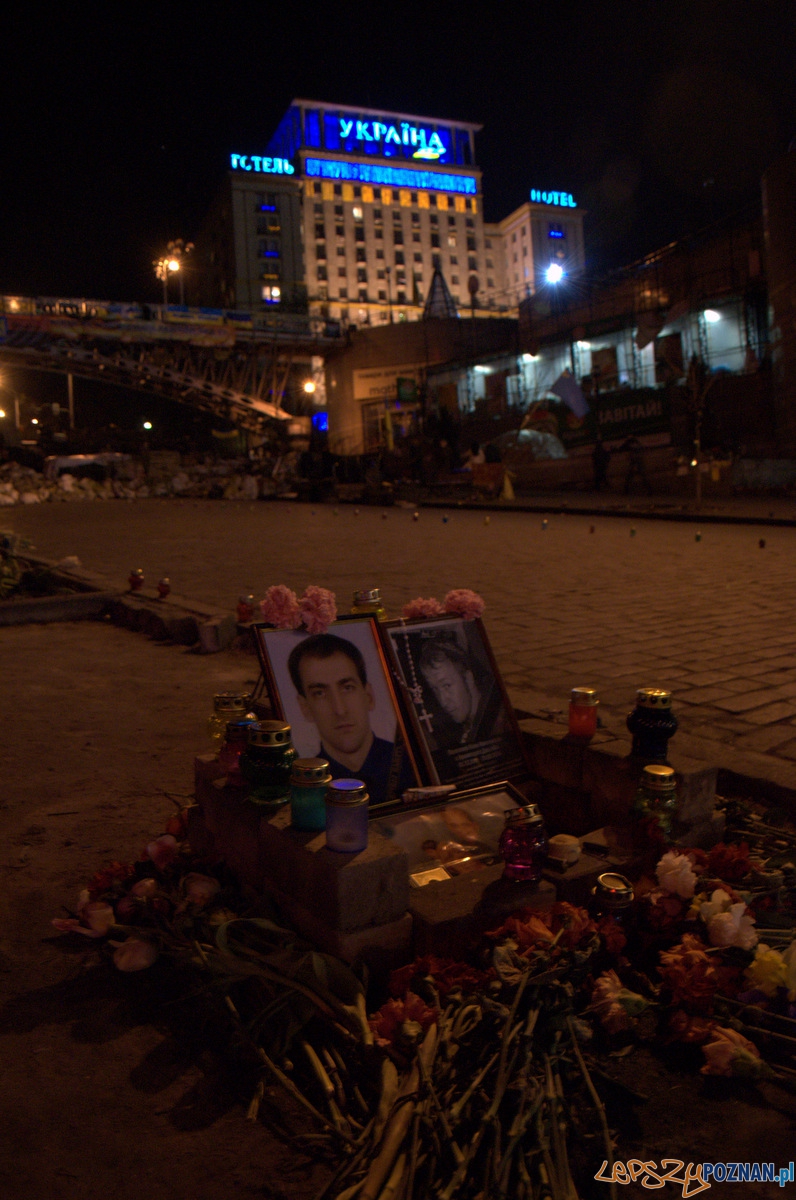 Na Majdanie oraz w jego okolicach rozsiane są dziesiątki pomników i miejsc pamięci upamiętniających poległych podczas walk z Berkutem. Ich pielęgnacją zajmują się nie tylko rodziny poległych, ale również specjalne służby porządkowe Majdanu oraz przypadkowe osoby. Foto: lepszyPOZNAN.pl / Mathias Mezler Na Majdanie oraz w jego okolicach rozsiane są dziesiątki pomników i miejsc pamięci upamiętniających poległych podczas walk z Berkutem. Ich pielęgnacją zajmują się nie tylko rodziny poległych, ale również specjalne służby porządkowe Majdanu oraz przypadkowe osoby. Foto: lepszyPOZNAN.pl / Mathias Mezler