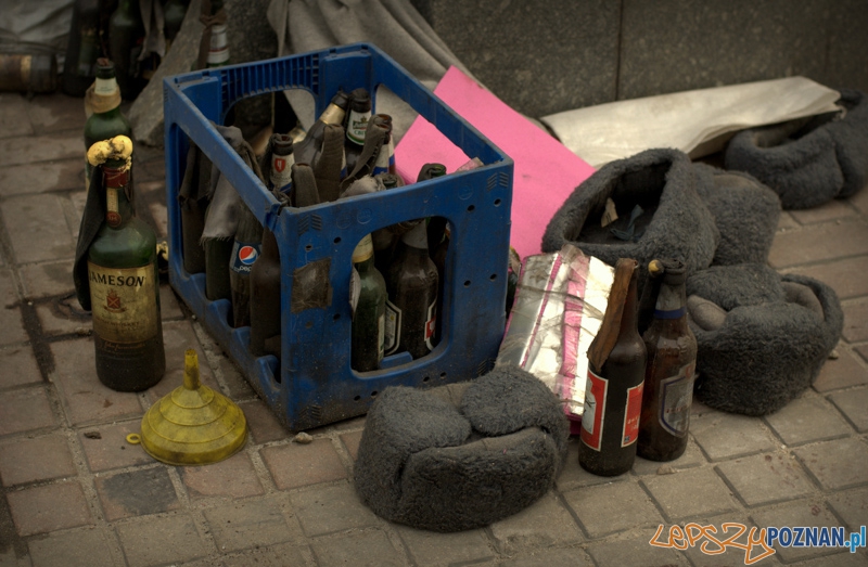 Na barykadach można cały czas zobaczyć pozostałości po walkach. Tutaj czekające na użycie koktajle Mołotowa. Foto: lepszyPOZNAN.pl / Mathias Mezler Na barykadach można cały czas zobaczyć pozostałości po walkach. Tutaj czekające na użycie koktajle Mołotowa. Foto: lepszyPOZNAN.pl / Mathias Mezler