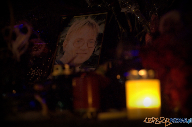 Izby Pamięci – Na Majdanie oraz w jego okolicach rozsiane są dziesiątki pomników i miejsc pamięci upamiętniających poległych podczas walk z Berkutem. Ich pielęgnacją zajmują się nie tylko rodziny poległych, ale również specjalne służby porządkowe Majdanu oraz przypadkowe osoby. Foto: lepszyPOZNAN.pl / Mathias Mezler Izby Pamięci – Na Majdanie oraz w jego okolicach rozsiane są dziesiątki pomników i miejsc pamięci upamiętniających poległych podczas walk z Berkutem. Ich pielęgnacją zajmują się nie tylko rodziny poległych, ale również specjalne służby porządkowe Majdanu oraz przypadkowe osoby. Foto: lepszyPOZNAN.pl / Mathias Mezler