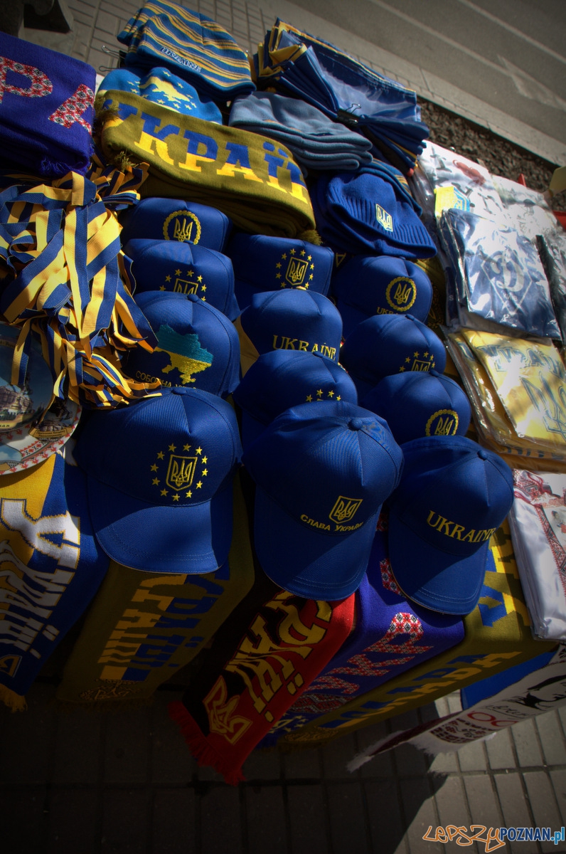 Lokalny biznes szybko zwęszył potrzebę rynku. Straganiarz przebranżowili się błyskawicznie na patriotyczny asortyment. Foto: Lokalny biznes szybko zwęszył potrzebę rynku. Straganiarz przebranżowili się błyskawicznie na patriotyczny asortyment. Foto: