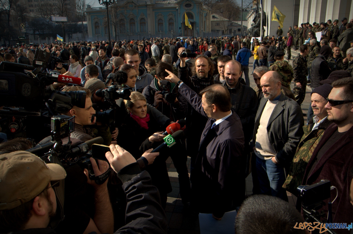 Pikieta Prawego Sektora pod Radą Najwyższą Ukrainy to także okazja dla polityków na zaistnienie w tłumie i mediach. W tym przypadku Oleh Laszko znanego bardziej ze satyryk i kpiarz niż konstruktywny polityk. Foto: lepszyPOZNAN.pl / Mathias Mezler Pikieta Prawego Sektora pod Radą Najwyższą Ukrainy to także okazja dla polityków na zaistnienie w tłumie i mediach. W tym przypadku Oleh Laszko znanego bardziej ze satyryk i kpiarz niż konstruktywny polityk. Foto: lepszyPOZNAN.pl / Mathias Mezler