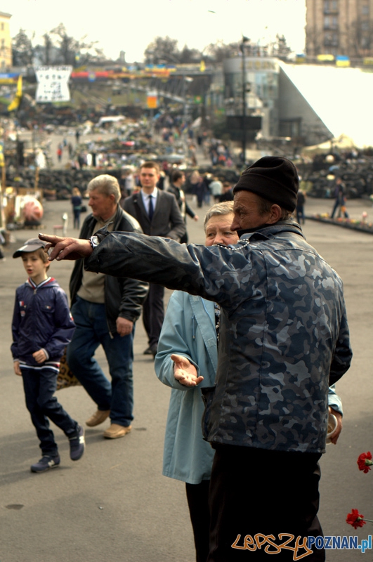 Majdańczycy są bardzo pomocni w udzielaniu informacji osobom postronnym. Często przyjeżdżają tutaj ludzie poszukujący swoich bliskich, którzy zaginęli na Majdanie podczas walk. Foto: lepszyPOZNAN.pl / Mathias Mezler Majdańczycy są bardzo pomocni w udzielaniu informacji osobom postronnym. Często przyjeżdżają tutaj ludzie poszukujący swoich bliskich, którzy zaginęli na Majdanie podczas walk. Foto: lepszyPOZNAN.pl / Mathias Mezler