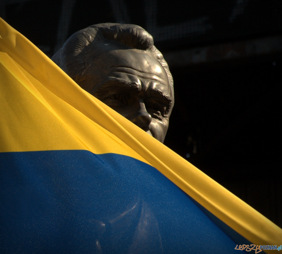 Walery Łobanowski – zasłużony piłkarz oraz trenera związany przez lata z Dynamem Kijów. Jego pomnik stojący przed bramą stadionu tuż obok barykady był świadkiem krwawych starć z Berkutem. Ktoś – nie wiem czy omyłko czy specjalnie – wetknął w jego ręce odwróconą flagę. Na jego oczach Ukraina wywróciła się do góry nogami. Foto: lepszyPOZNAN.pl / Mathias Mezler Walery Łobanowski – zasłużony piłkarz oraz trenera związany przez lata z Dynamem Kijów. Jego pomnik stojący przed bramą stadionu tuż obok barykady był świadkiem krwawych starć z Berkutem. Ktoś – nie wiem czy omyłko czy specjalnie – wetknął w jego ręce odwróconą flagę. Na jego oczach Ukraina wywróciła się do góry nogami. Foto: lepszyPOZNAN.pl / Mathias Mezler