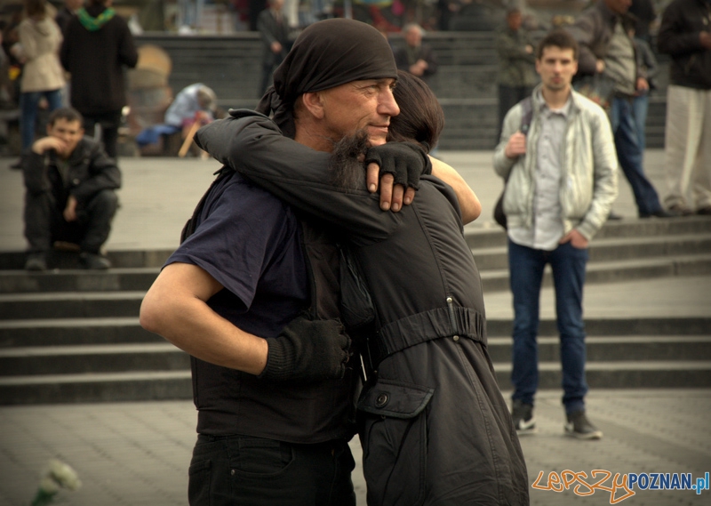 Łzy i tęsknota. Takich obrazów na Majdanie jest wiele. Rodziny odwiedzają tutaj swoich bliskich, którzy zdecydowali się pozostać na placu do czasu majowych wyborów. Foto: lepszyPOZNAN.pl / Mathias Mezler Łzy i tęsknota. Takich obrazów na Majdanie jest wiele. Rodziny odwiedzają tutaj swoich bliskich, którzy zdecydowali się pozostać na placu do czasu majowych wyborów. Foto: lepszyPOZNAN.pl / Mathias Mezler