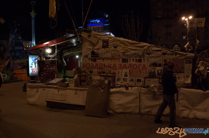 W jednym z majdańskich namiotów zostało utworzone małe muzeum czynne całą dobę. Skromna ekspozycja ukazuje broń, której używał Berkut przeciwko demonstrantom. Do dyspozycji przechodniów jest dyżurująca osoba, która postara się odpowiedzieć na wszystkie pytania. Foto: lepszyPOZNAN.pl / Mathias Mezler W jednym z majdańskich namiotów zostało utworzone małe muzeum czynne całą dobę. Skromna ekspozycja ukazuje broń, której używał Berkut przeciwko demonstrantom. Do dyspozycji przechodniów jest dyżurująca osoba, która postara się odpowiedzieć na wszystkie pytania. Foto: lepszyPOZNAN.pl / Mathias Mezler