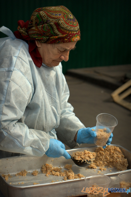 Każdy znajdzie tutaj jakieś zadanie dla siebie. Starsze panie w czasie wolnym wydają bezpłatne posiłki. Foto: lepszyPOZNAN.pl / Mathias Mezler Każdy znajdzie tutaj jakieś zadanie dla siebie. Starsze panie w czasie wolnym wydają bezpłatne posiłki. Foto: lepszyPOZNAN.pl / Mathias Mezler