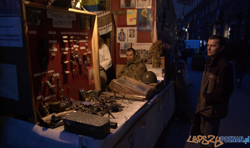 W jednym z majdańskich namiotów zostało utworzone małe muzeum czynne całą dobę. Skromna ekspozycja ukazuje broń, której używał Berkut przeciwko demonstrantom. Do dyspozycji przechodniów jest dyżurująca osoba, która postara się odpowiedzieć na wszystkie pytania. Foto: lepszyPOZNAN.pl / Mathias Mezler W jednym z majdańskich namiotów zostało utworzone małe muzeum czynne całą dobę. Skromna ekspozycja ukazuje broń, której używał Berkut przeciwko demonstrantom. Do dyspozycji przechodniów jest dyżurująca osoba, która postara się odpowiedzieć na wszystkie pytania. Foto: lepszyPOZNAN.pl / Mathias Mezler