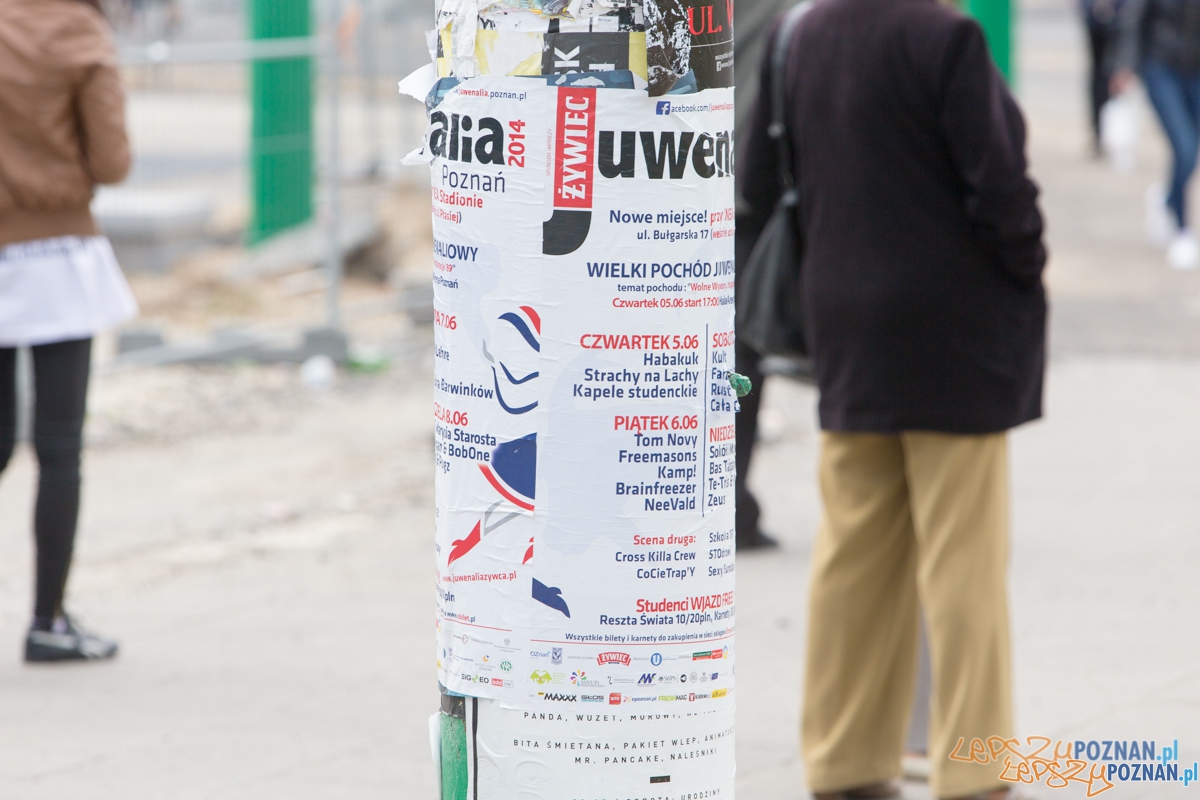 Zaśmiecona teatralka plakatami Juwenaliów  Foto: lepszyPOZNAN.pl / Piotr Rychter