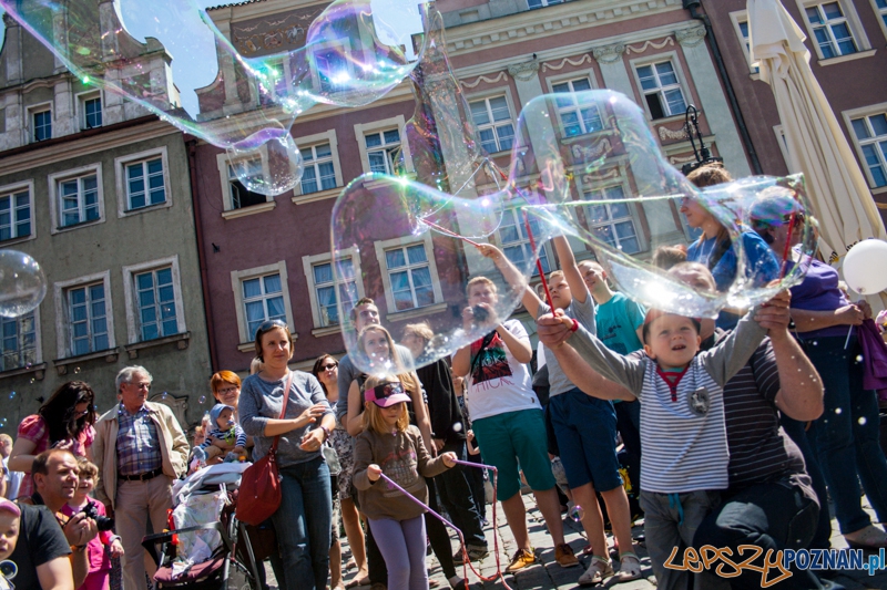 Bańki mydlane (31.05.2014) Stary Rynek Foto: © lepszyPOZNAN.pl / Karolina Kiraga Bańki mydlane (31.05.2014) Stary Rynek Foto: © lepszyPOZNAN.pl / Karolina Kiraga