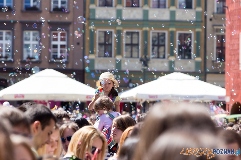 Bańki mydlane na Starym Rynku Foto: lepszyPOZNAN.pl / Piotr Rychter Bańki mydlane na Starym Rynku Foto: lepszyPOZNAN.pl / Piotr Rychter