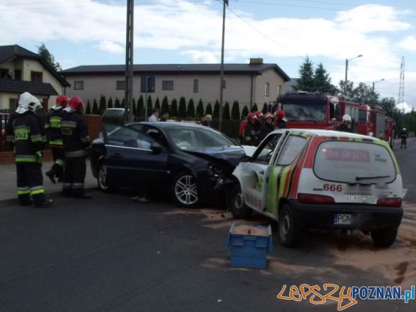 Czołowe zderzenie w Swarzędzu Foto: Straż Pożarna Czołowe zderzenie w Swarzędzu Foto: Straż Pożarna