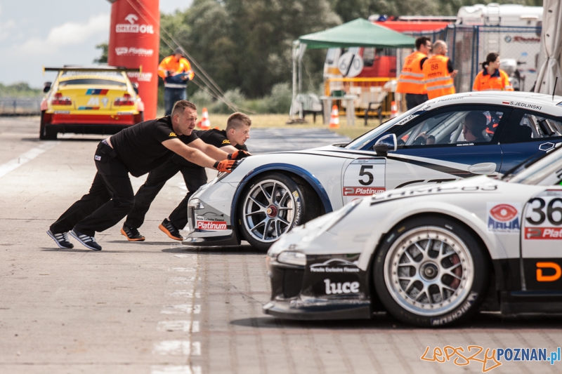 Wyścigi samochodowe na Torze Poznań - Poznań 13-15.06.2014 r. Foto: © lepszyPOZNAN.pl / Karolina Kiraga Wyścigi samochodowe na Torze Poznań - Poznań 13-15.06.2014 r. Foto: © lepszyPOZNAN.pl / Karolina Kiraga