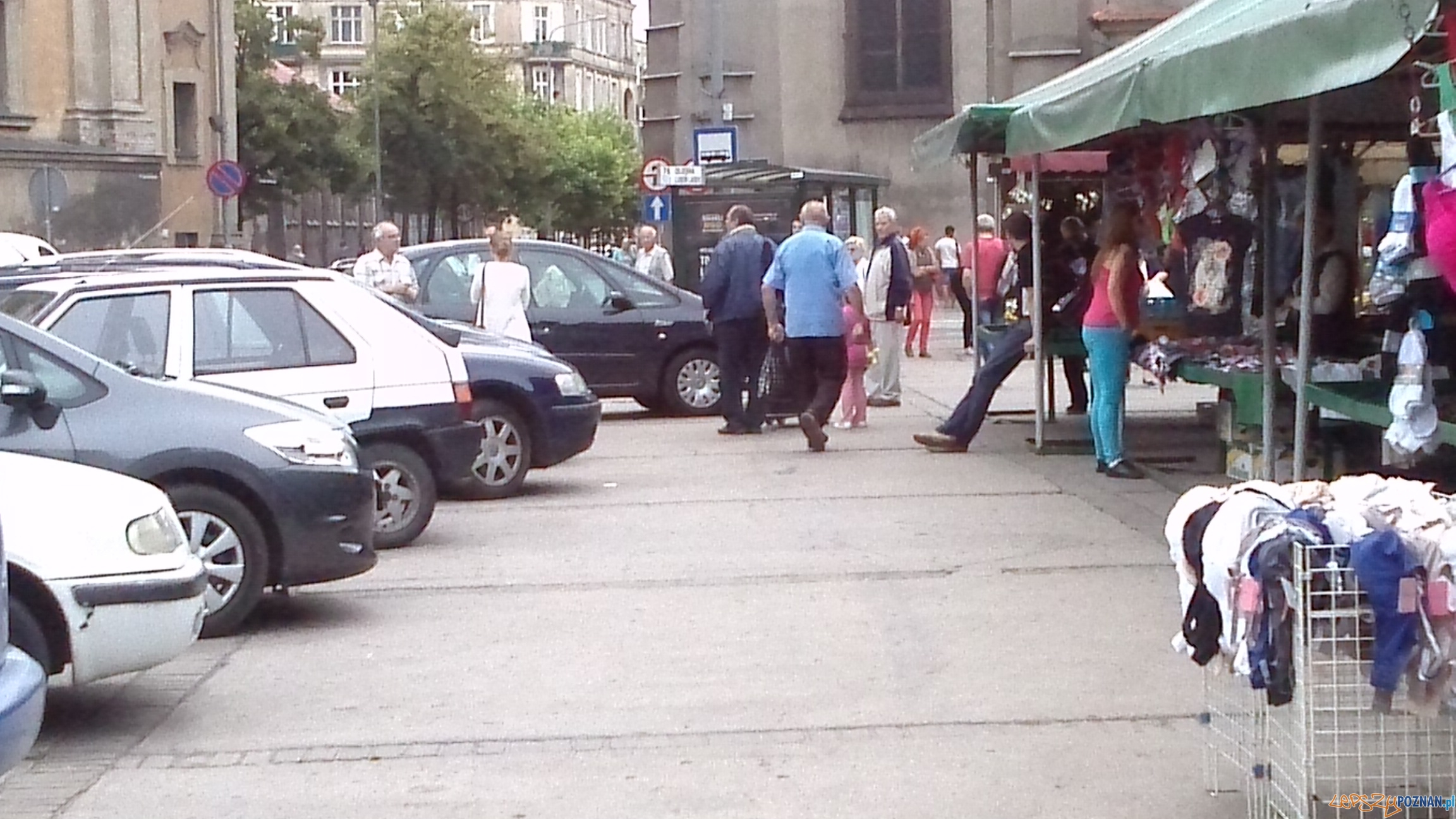 Parkowanie na Placu Bernardyńskim - Poznań 03.07.2014 r. Foto: Karolina Parkowanie na Placu Bernardyńskim - Poznań 03.07.2014 r. Foto: Karolina