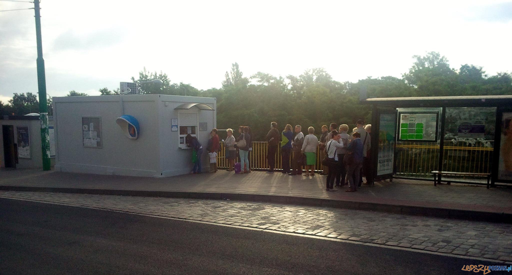 Kolejka po karty PEKA - wtorek 1.07.2014 Foto: lepszyPOZNAN.pl / gsm Kolejka po karty PEKA - wtorek 1.07.2014 Foto: lepszyPOZNAN.pl / gsm