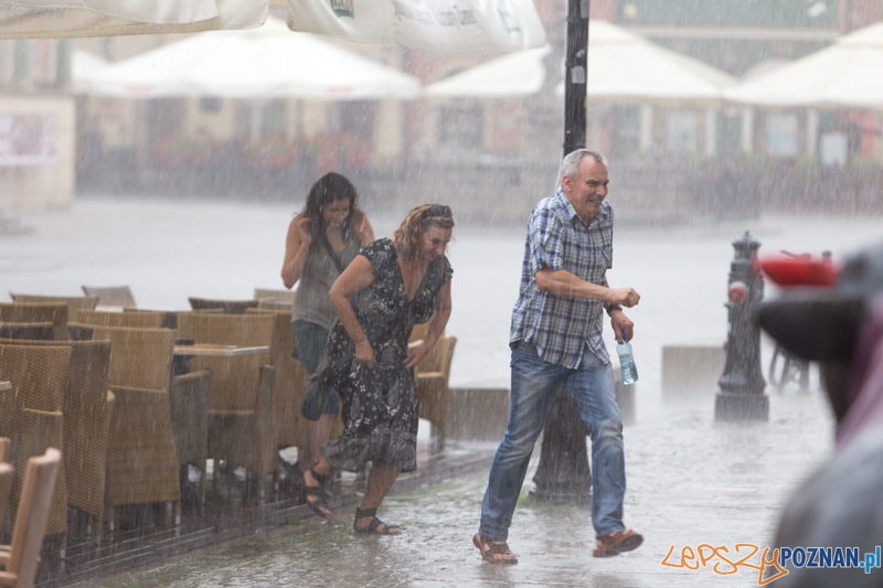 Burza na Starym Rynku Foto: lepszyPOZNAN.pl / Piotr Rychter Burza na Starym Rynku Foto: lepszyPOZNAN.pl / Piotr Rychter
