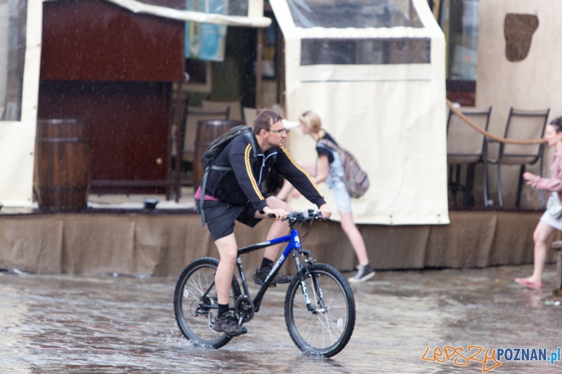 Burza na Starym Rynku Foto: lepszyPOZNAN.pl / Piotr Rychter Burza na Starym Rynku Foto: lepszyPOZNAN.pl / Piotr Rychter