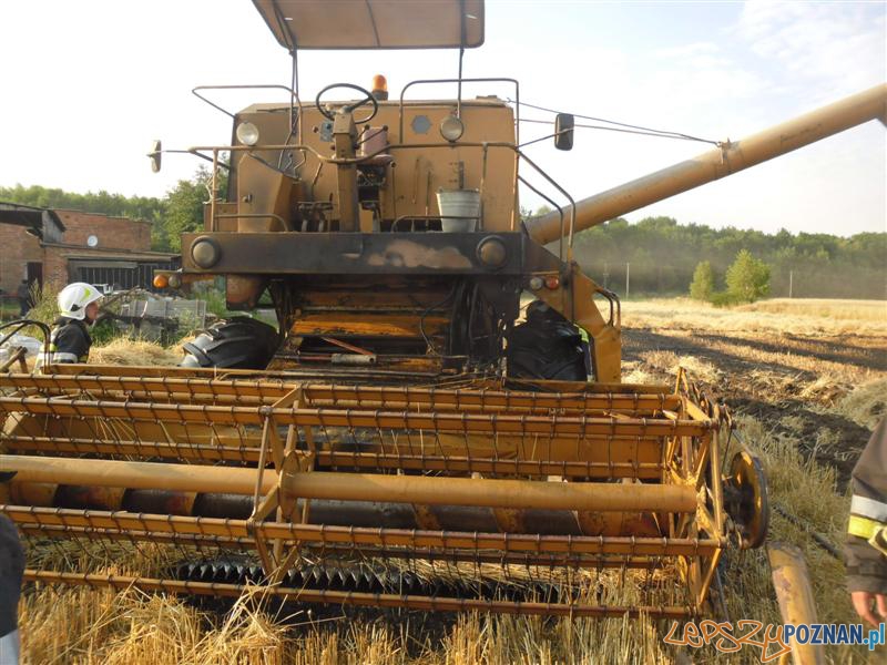 Parzęczew: Pożar Kombajnu Foto: PSP Jarocin / mł. asp. Radosław Grobelny Parzęczew: Pożar Kombajnu Foto: PSP Jarocin / mł. asp. Radosław Grobelny