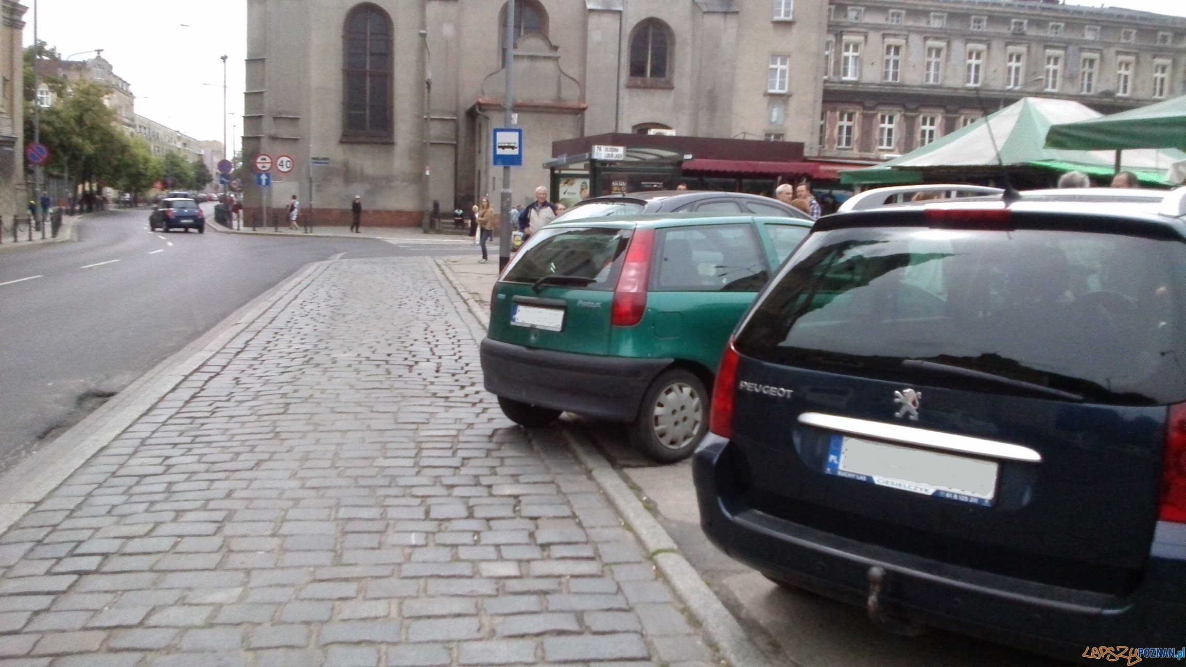 Parkowanie na Placu Bernardyńskim - Poznań 03.07.2014 r. Foto: Karolina Parkowanie na Placu Bernardyńskim - Poznań 03.07.2014 r. Foto: Karolina