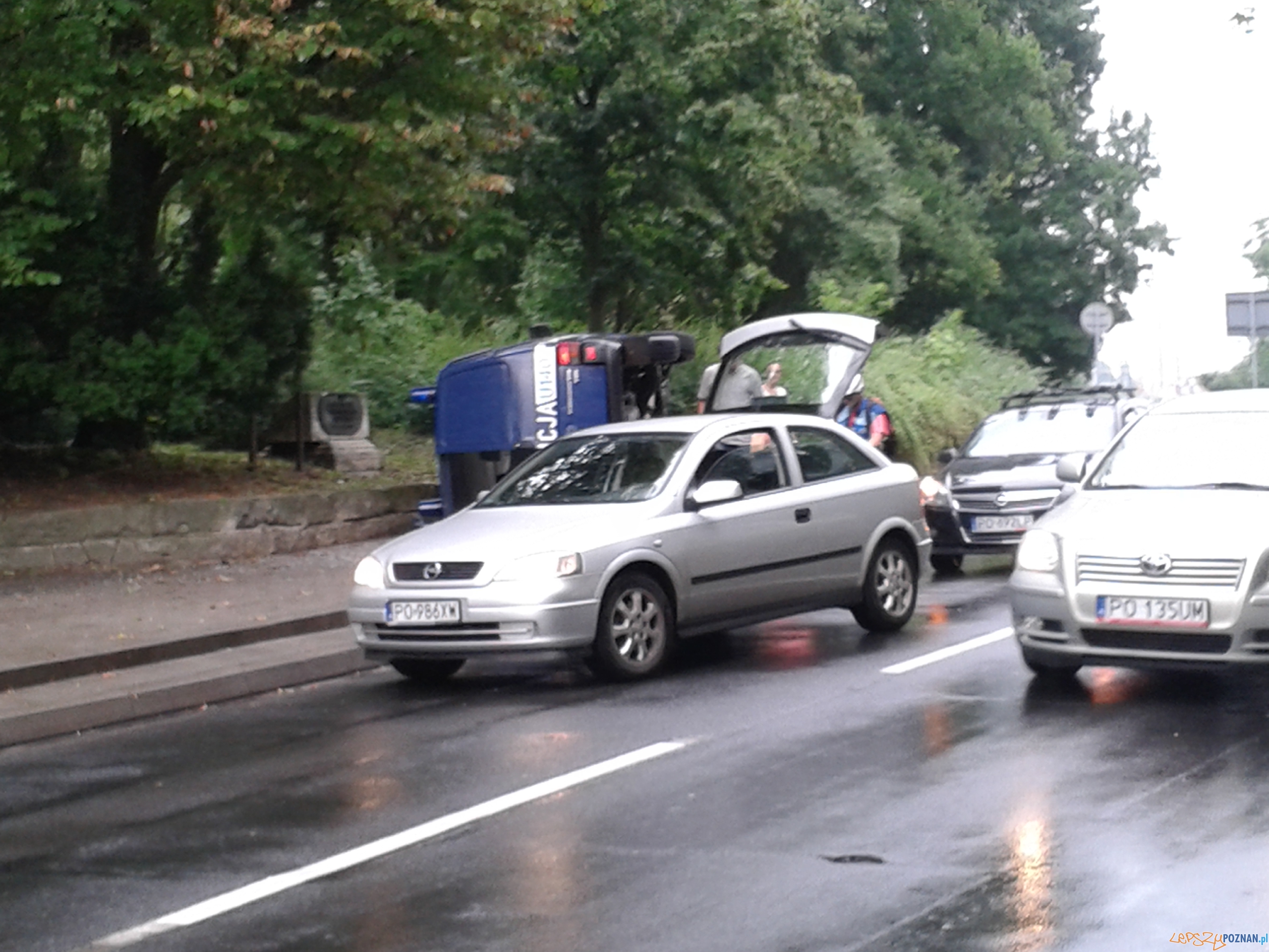 Dachował policyjny radiowóz Foto: news@lepszypoznan.pl Dachował policyjny radiowóz Foto: news@lepszypoznan.pl