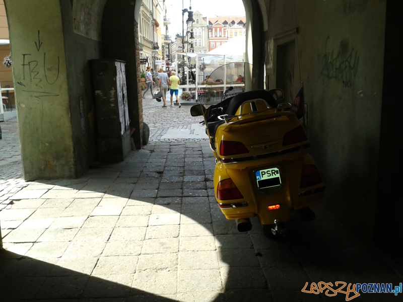 Motocykle parkują gdzie popadnie Foto: news@lepszypoznan.pl Motocykle parkują gdzie popadnie Foto: news@lepszypoznan.pl