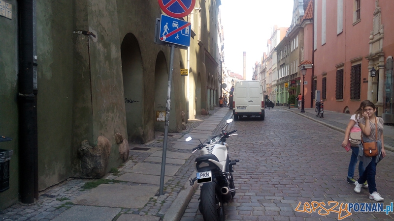 Motocykle parkują gdzie popadnie Foto: news@lepszypoznan.pl Motocykle parkują gdzie popadnie Foto: news@lepszypoznan.pl