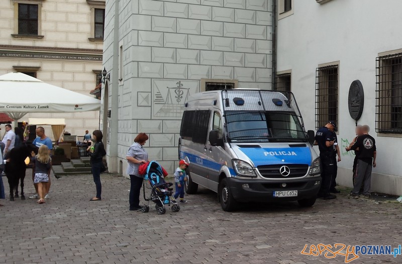 Radiowoz na Starym Rynku Foto: KW Policji Radiowoz na Starym Rynku Foto: KW Policji