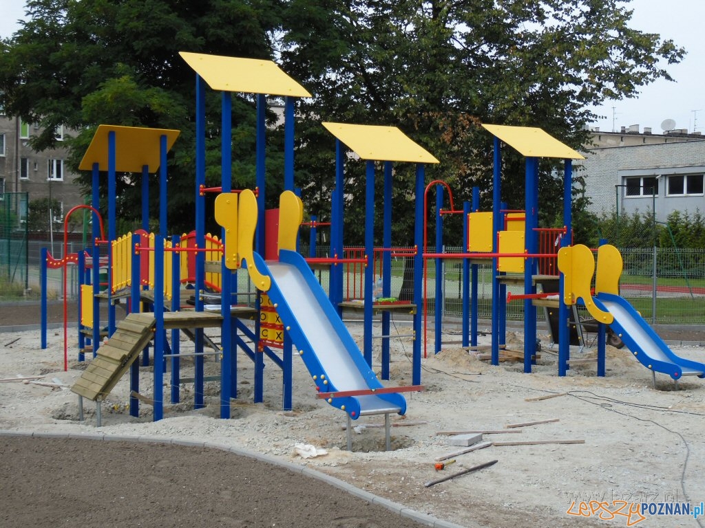 Nowe boisko na Berwińskiego, nowy plac zabaw na Dmowskiego Foto: lazarz.pl / Janusz Ludwiczak Nowe boisko na Berwińskiego, nowy plac zabaw na Dmowskiego Foto: lazarz.pl / Janusz Ludwiczak