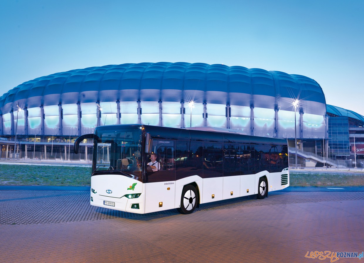 Interurbino przed Stadionem Miejskim w Poznaniu   Foto: Solaris