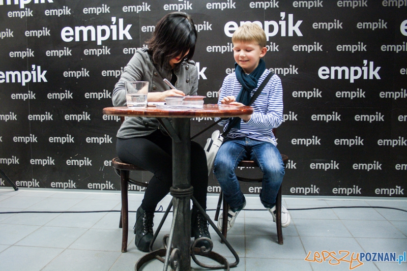 Spotkanie z Eweliną Lisowską (7.11.2014) Empik Foto: © LepszyPOZNAN.pl / Karolina Kiraga Spotkanie z Eweliną Lisowską (7.11.2014) Empik Foto: © LepszyPOZNAN.pl / Karolina Kiraga