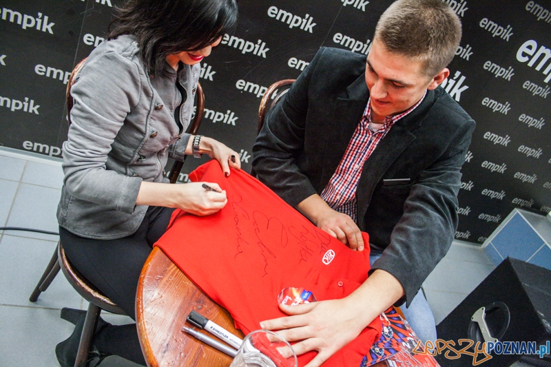 Spotkanie z Eweliną Lisowską (7.11.2014) Empik Foto: © LepszyPOZNAN.pl / Karolina Kiraga Spotkanie z Eweliną Lisowską (7.11.2014) Empik Foto: © LepszyPOZNAN.pl / Karolina Kiraga