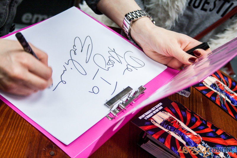 Spotkanie z Eweliną Lisowską (7.11.2014) Empik Foto: © LepszyPOZNAN.pl / Karolina Kiraga Spotkanie z Eweliną Lisowską (7.11.2014) Empik Foto: © LepszyPOZNAN.pl / Karolina Kiraga